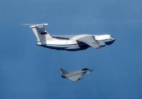 Ruský IL-76 sleduje britská stíhačka.