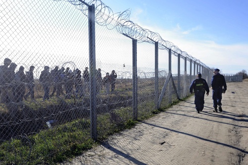 Maďari majú s migrantmi na hraniciach stále problém.