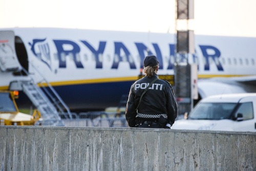 Policajtka hliadkuje pred lietadlom spoločnosti Ryanair na letisku Rygge neďaleko hlavného mesta Oslo