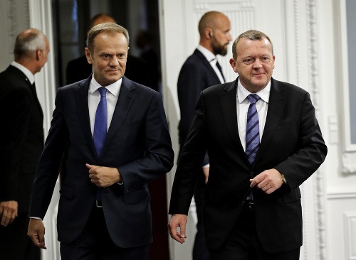 Dánsky premiér Lars Lokke Rasmussen (vpravo) a predseda Európskej rady Donald Tusk