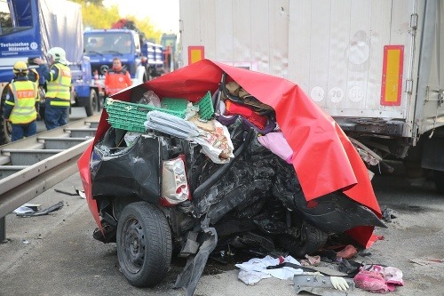 Zničené auto, v ktorom zahynula matka a tri deti.