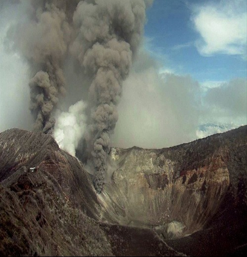 Sopka Turrialba chrlí popol a dym