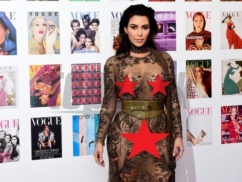 Kim Kardashian opäť pôsobila dojmom, akoby pod šatami nemala bielizeň. 