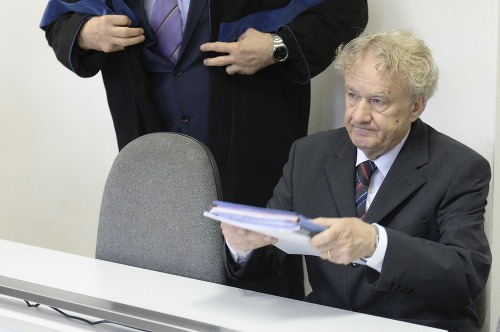 Bývalý predseda Matice slovenskej Jozef Markuš, obžalovaný z porušovania povinností pri správe cudzieho majetku, prichádza na hlavné pojednávanie.