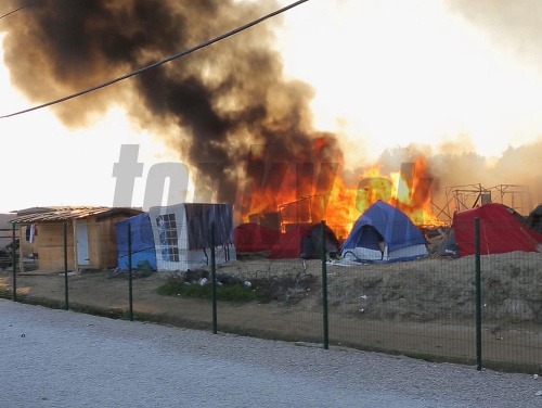 Násilné zrážky medzi migrantmi v týbore Calais