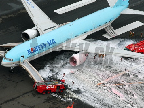Na letisku v Tokiu horelo lietadlo