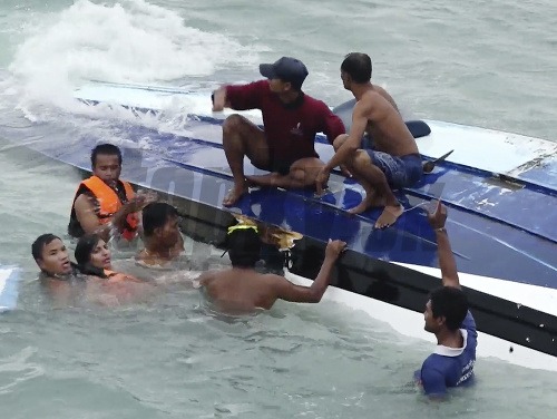 V blízkosti ostrova Ko Samui v Thajsku sa prevrátil čln s 32 turistami, najmenej traja zahynuli.