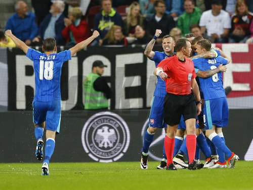 Slovenskí futbalisti oslavujú gól do siete Nemecka