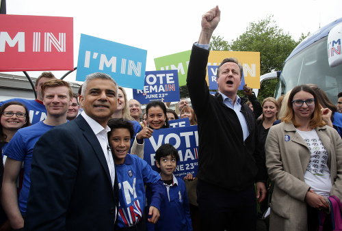 Sadiq Khan (vľavo) a David Cameron