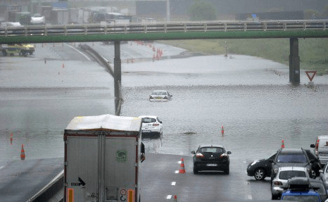 Záplavy spôsobili dopravný chaos. 
