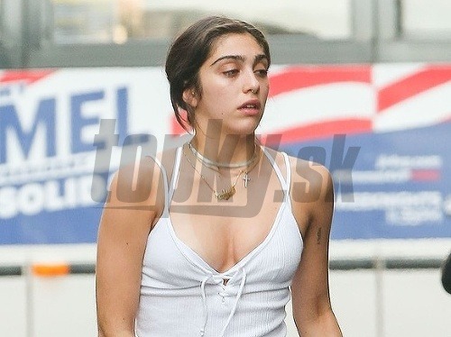 Lourdes Leon má poriadne široké ramená. 