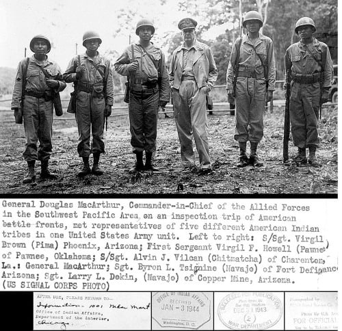 Generál Douglas MacArthur sa stretol s navažskými kódovačmi na konci roka 1943.