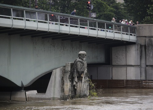 Hladina francúzskej rieky Seina sa podľa výstrah zvýši až do 6 metrov.