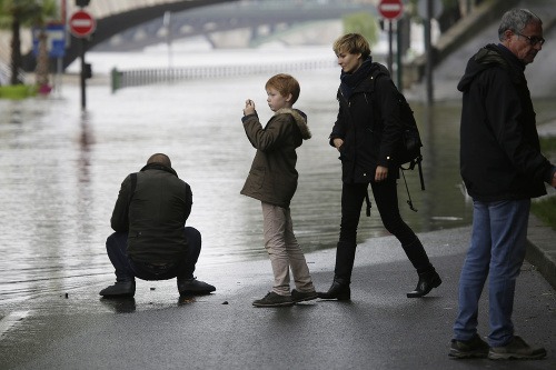 Povodne v Paríži terorizujú obyvateľov