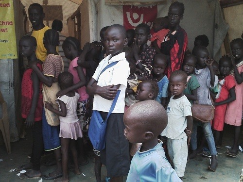 Južný Sudán, 2016 | Deti čakajú pred MAGNA stanom na očkovanie počas imunizačnej kampane.