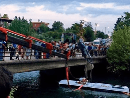 Autobus v Turecku spadol do rieky, zomrelo 12 ľudí vrátane školákov.
