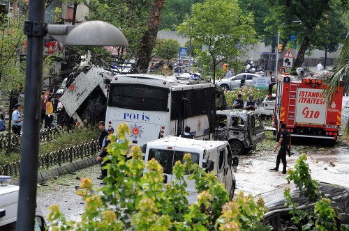 Tureckom otriasol bombový útok na policajné vozidlo prevážajúce poriadkové sily v meste Istanbul.