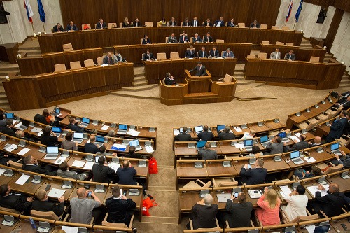 Pohľad do sály počas rokovania mimoriadnej 5. schôdze Národnej rady SR k odvolávaniu ministra vnútra Roberta Kaliňáka pre kauzu nadmerných odpočtov DPH Ladislava Bašternáka.