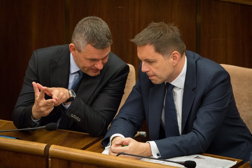 Zľava: Podpredseda vlády SR pre investície Peter Pellegrini a minister financií Peter Kažimír 