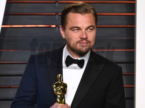 Leonardo DiCaprio vyzerá v obleku a s Oscarom v ruke fantasticky. 