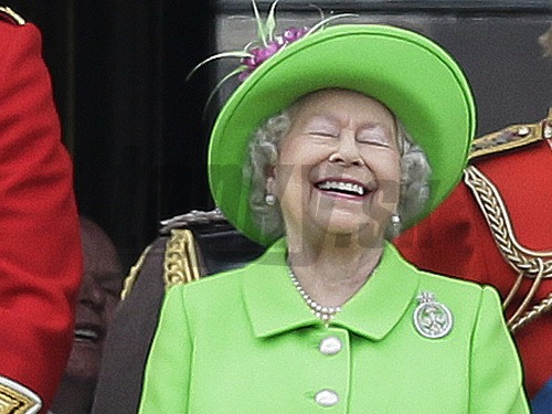 Kráľovná Alžbeta II. sa na oslave narodenín zabávala. Výberom outfitu pobavila verejnosť. 