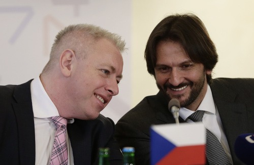 Český minister vnútra Milan Chovanec(vľavo) a slovenský minister Robert Kaliňák.
