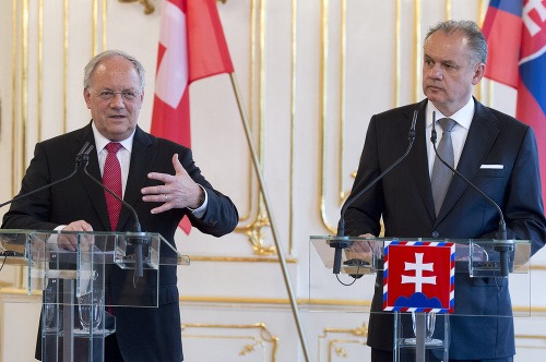 Andrej Kiska a Johann N. Schneider-Ammann počas tlačovej konferencie v  Prezidentskom paláci v Bratislave