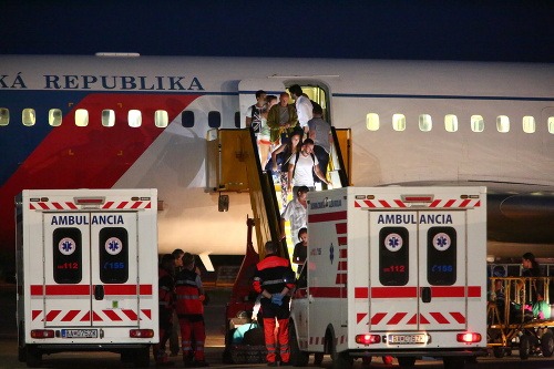 Vládny špeciál priviezol 23 dovolenkárov z havarovaného autobusu v Srbsku.