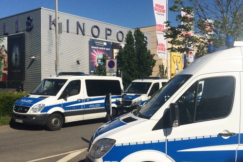 Maskovaný muž včera zajal viacerých návštevníkov kina v nemeckom Viernheime