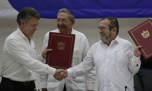 prezident Kolumbie Juan Manuel Santos (vľavo) a zástupca revolucionárov Timoleon Jimenéz