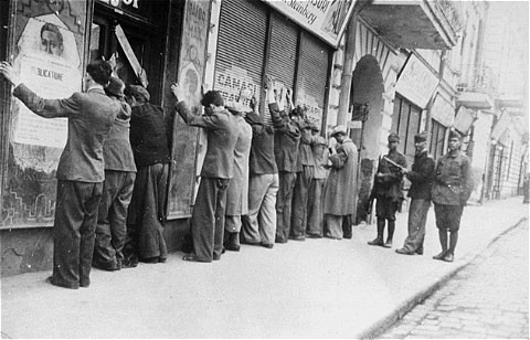 Židia zatknutí počas pogromu v Jasoch.