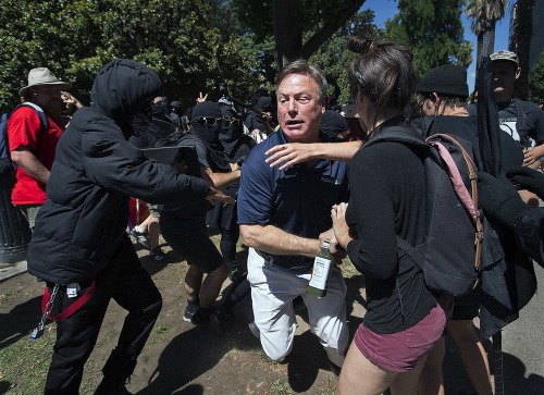 Masová potýčka, ktorá sa strhla v nedeľu medzi stúpencami krajnej pravice a antifašistickými demonštrantami v Kalifornii