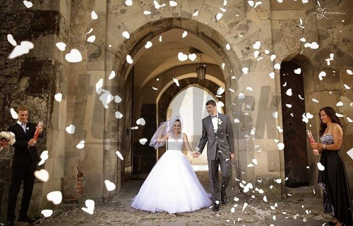 Pred rokom prežíval Juraj Valach a jeho Simona Trnovcová nádherné chvíle na svadbe.