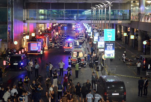 Na letisko dorazilo množstvo záchraniek a policajtov.