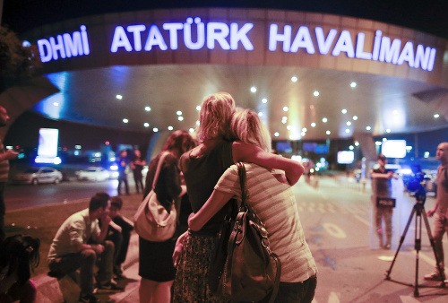 Výbuch na letisku v Istanbule si vyžiadal 40 mŕtvych a tri stovky zranených.