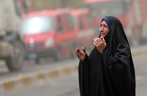 Iracká žena žiali nad obeťami útokov.