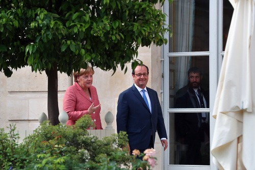 Angela Merkelova a Francois Hollande na summite vo Francúzsku