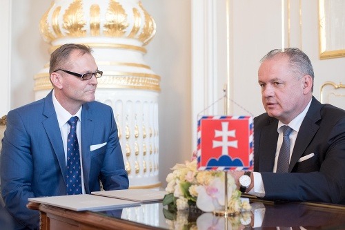 Nový riaditeľ Slovenskej informačnej služby (SIS) Anton Šafárik a prezident SR Andrej Kiska 