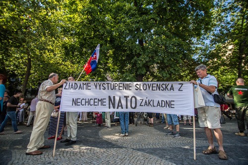 Účastníci protestného zhromaždenia proti cudzím základniam a vojskám NATO