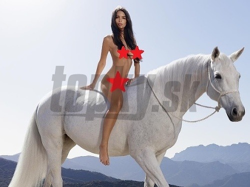 Emily Ratajkowski osedlala bieleho koňa nahá. 