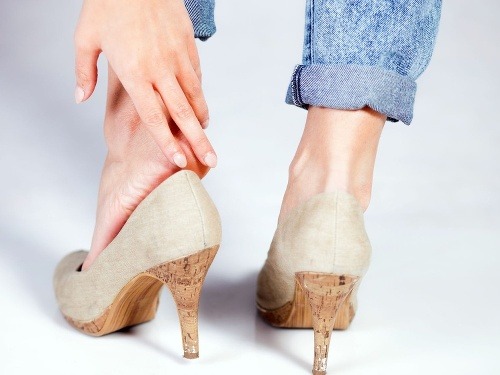 Zbavte sa otlakov z nových topánok rýchlo a účinne. 