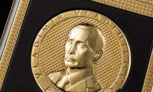 Zlatý smartfón s podobizňou Vladimira Putina