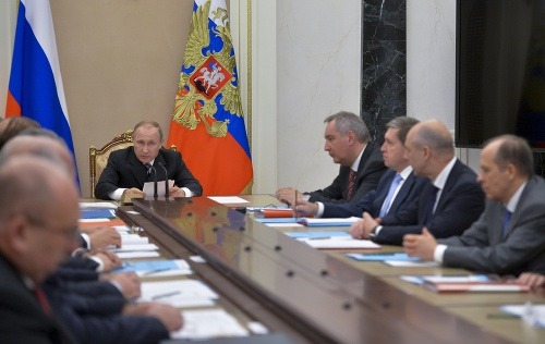 Vladimir Putin vedie schôdzu.