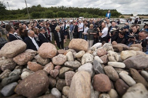 Ľudia sa zhromaždili na mieste tragédie, aby si uctili pamiatku zavraždených Židov
