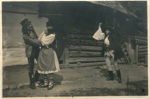 Z nakrúcania filmu Jánošík – Jánošík zachraňuje Aničku z pazúrov grófa Révaya.