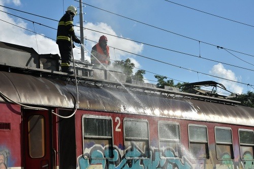 Pre zadymenie osobného vlaku prerušili na trati dopravu