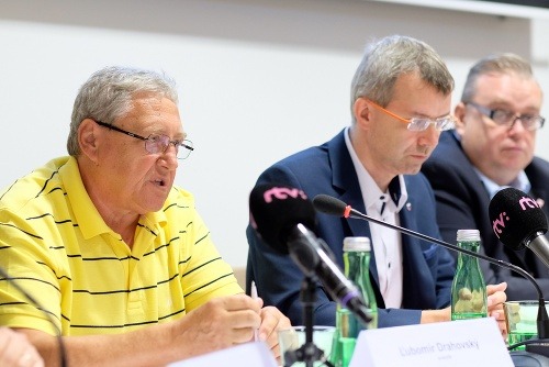 Zľava analytik Ľubomír Drahovský