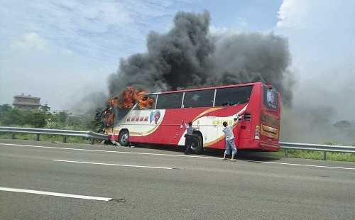  Pri požiari autobusu zahynulo 26 ľudí