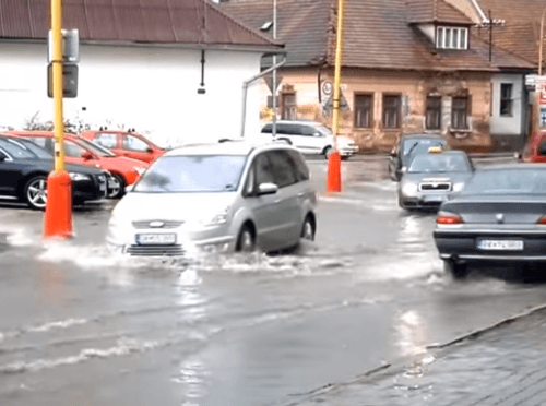 Zaplavená ulica Zárevúca v Ružomberku.