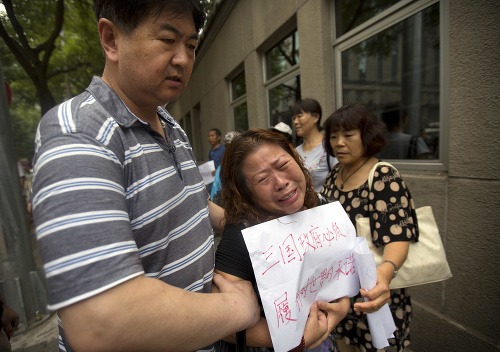 Príbuzní cestujúcich zo zmiznutého boeingu žiadajú pokračovať v pátraní
